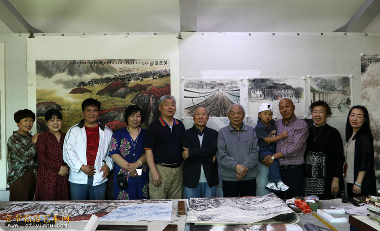 高杰与好友在作品前合影.JPG