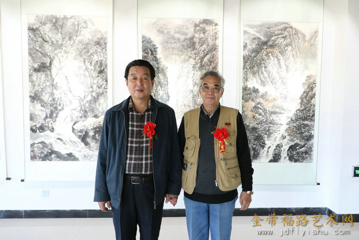 左起:陈伟明,张建国在展览现场.