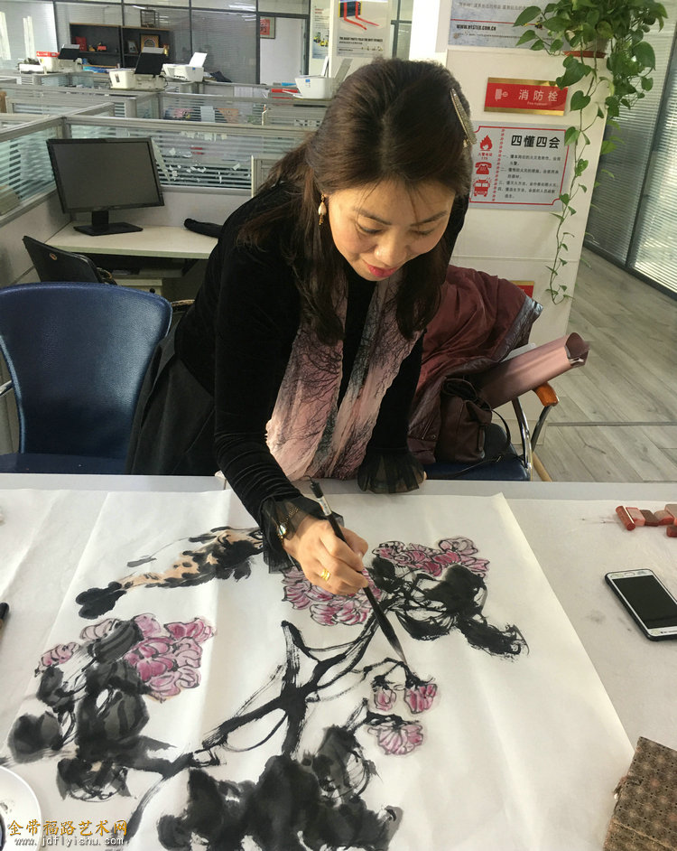 5慕昆在慰问现场.jpg