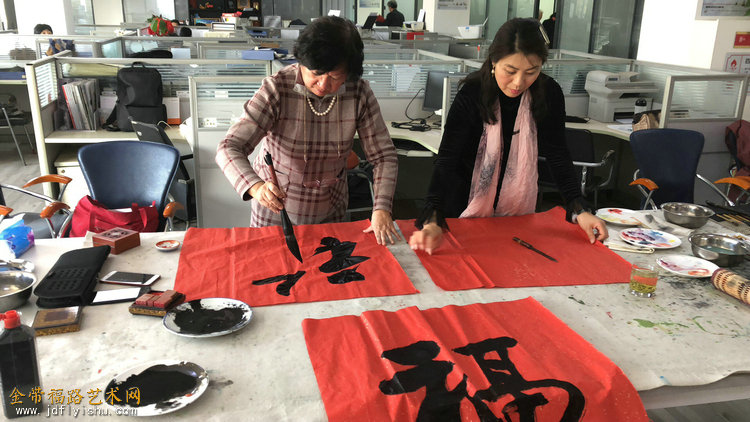 7孟昭丽、慕昆现场写福.jpg