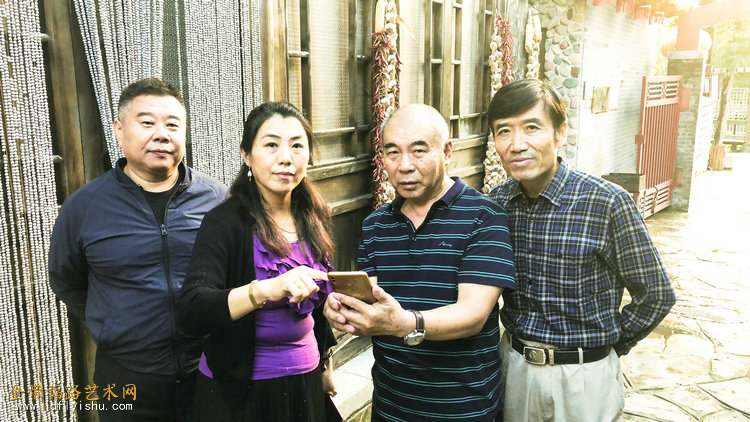 冯克壮、慕昆、王少玉、陈利民在美丽山村.jpg