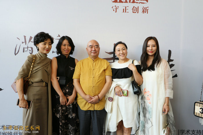丁瑾,方晓春等在展览现场.