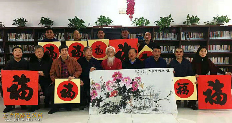 1“情暖迎新春 书画送祝福”书画家与书画爱好者合影.jpg