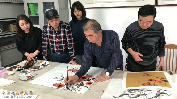 4王少玉在创作,李明华、郝清及爱好者在现场交流.jpg