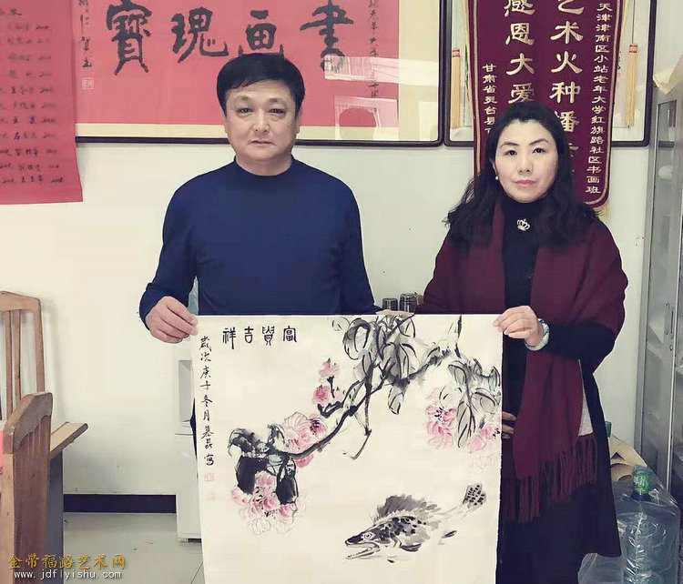 14慕昆向书画爱好者赠送国画作品.jpg