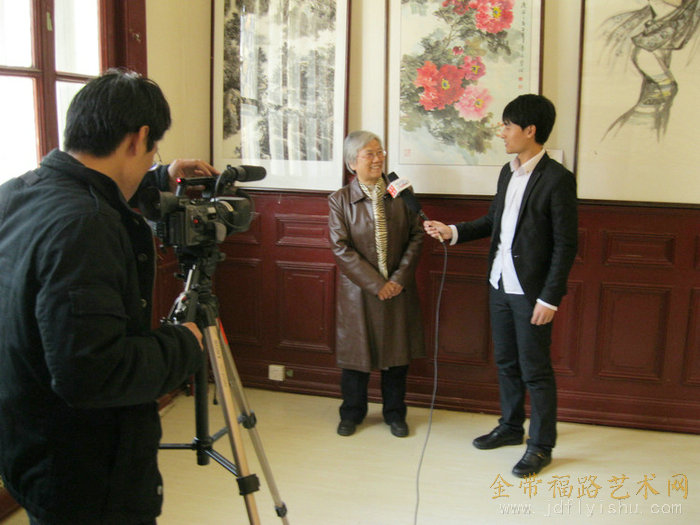 2011年3月8日在“京津冀著名女书画家作品展”现场接受采访.jpg