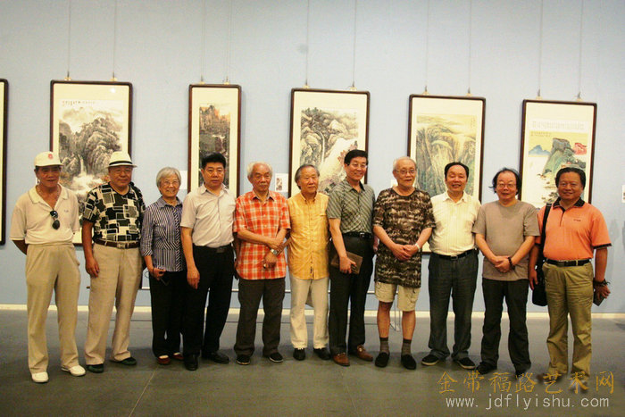 2015年参展“首届天津市美术家协会山水画专业委员会山水画作品展”左起:李铁泉、刘凤棋、董云华、张养峰、纪振民、姬俊尧、杜仲华、孙长康、向中林、董振涛、吴子今。.jpg