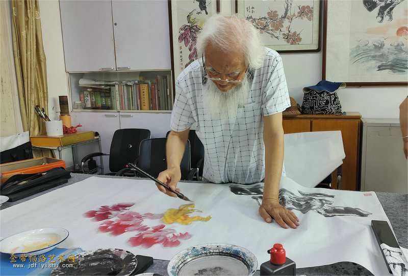 2李庆增现场挥毫创作.jpg