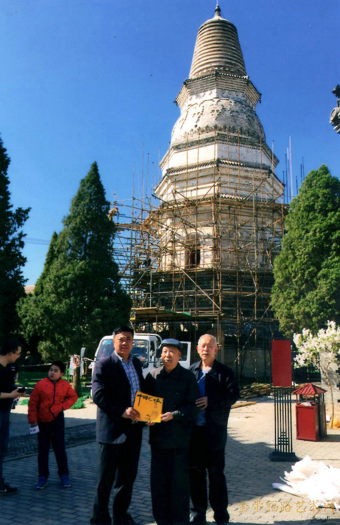 2017年向蓟县白塔寺赠中国之塔画册.jpg