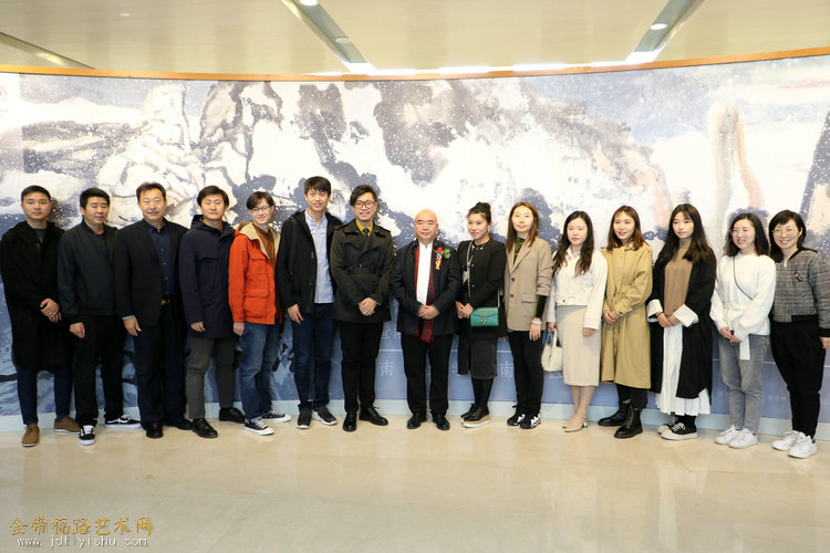 南开大学教授,博士生导师尹沧海与硕博研究生在展览现场.