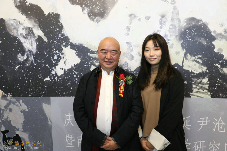 南开大学教授,博士生导师尹沧海与石秀妍在展览现场.