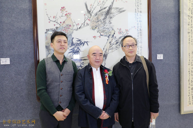 南开大学教授,博士生导师尹沧海与李军在展览现场.