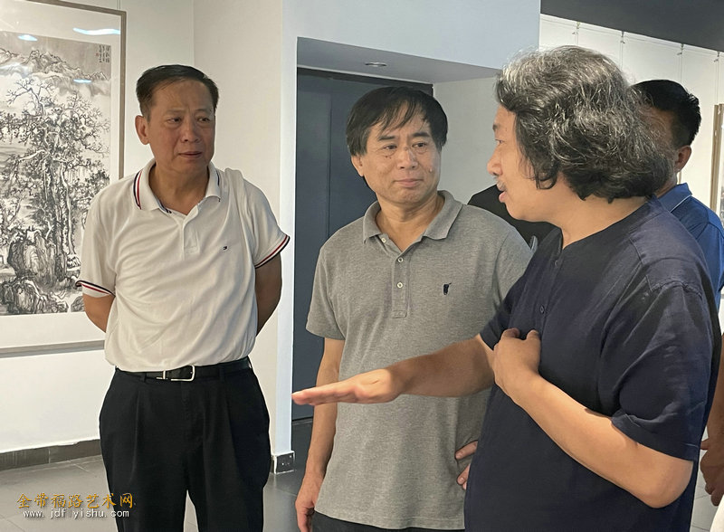霍春阳,郭振山,喻建十,刘文生,李旺,路洪明,肖培金等在展览现场接受