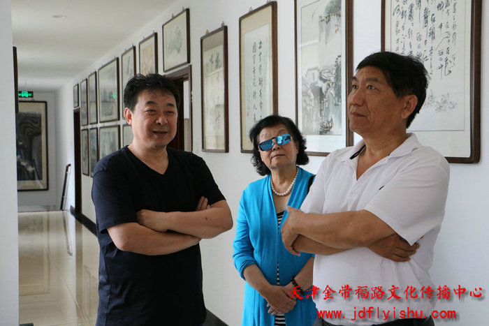 李祥旭,卢作英,左锡云在书画长廊观赏作品.