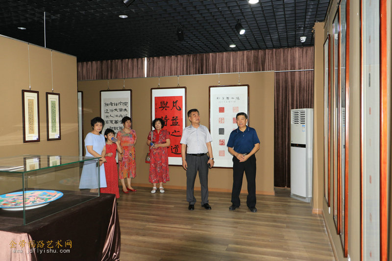 中秋邂逅教师节 欢聚感恩深情携-国象名手宁春红双节探望著名画家纪振民 - 金带福路艺术网-打造艺术发展新名片 官网