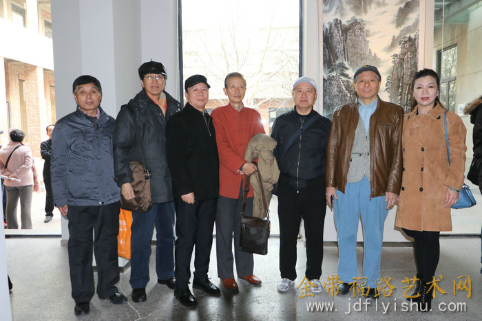 左起:闫喜增,赵大和,宋志远,赵同相,王亮,阎维海,刘玉萍在展览现场.