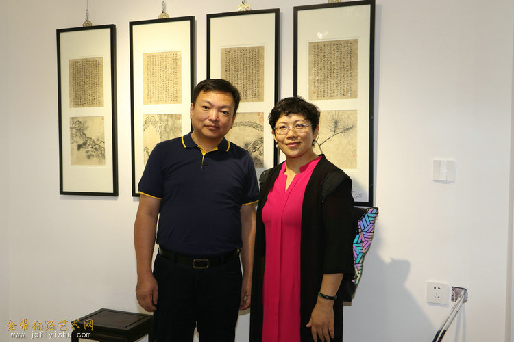 左起:范权,李乃元在展览现场.左起:马驰,赵长生,刘春芬在展览现场.