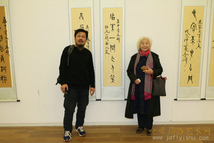 左起:赵逸之,罗琳在展览现场.朱彦民与敖堃,包仲川等在展览现场.