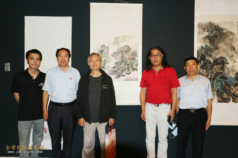 左起:高圣鑫,高培田,汤立,杜明岑,李保静,樊玉莹,曹乾祥在展览现场.